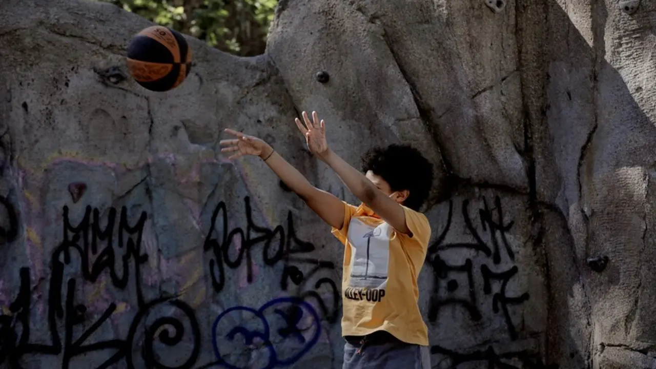 Archivo - Un ni&ntilde;o juega al baloncesto.