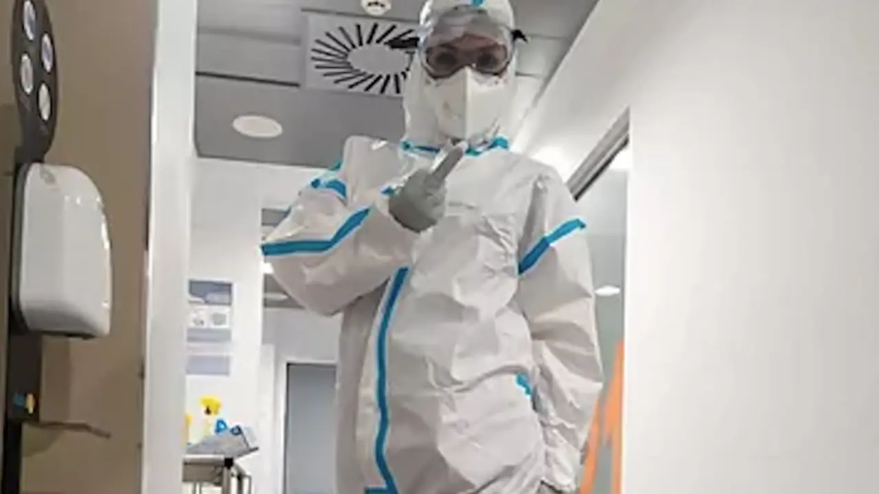 "Va por vosotros". Isabel N&uacute;&ntilde;ez es celadora del Sistema Andaluz de Salud en un hospital de M&aacute;laga, y en las &uacute;ltimas horas se ha convertido en la cara visible del cabreo de los sanitarios.