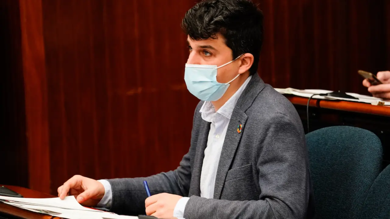 El concejal del PSOE, D. Fern&aacute;ndez durante un pleno en el Ayuntamiento. / HARDY