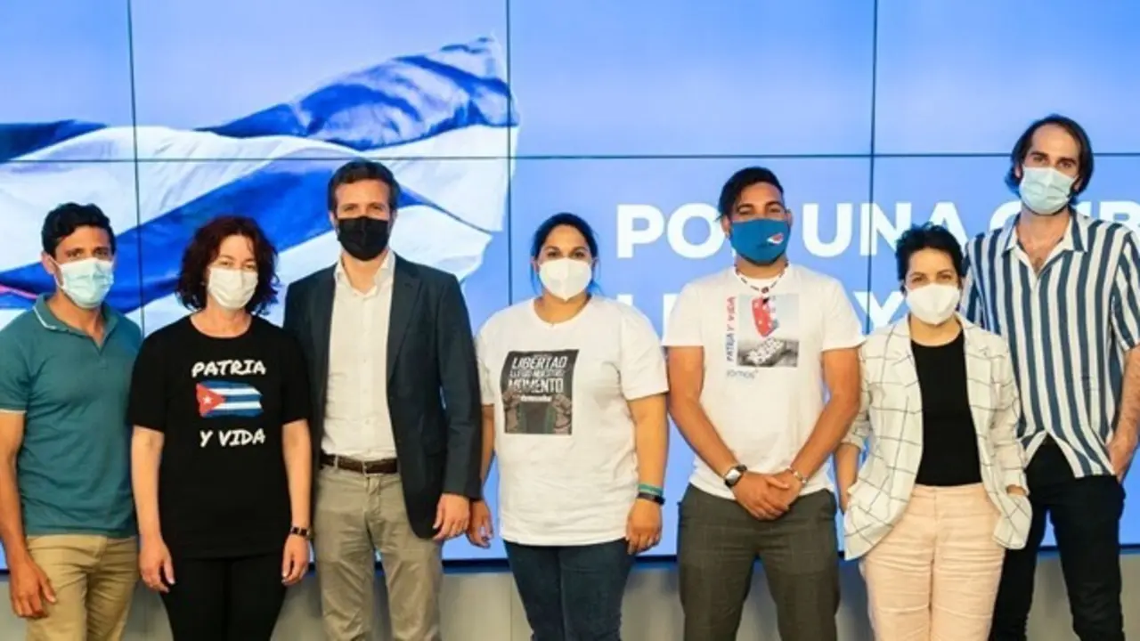 El presidente del PP, Pablo Casado, se re&uacute;ne con representantes de la sociedad civil cubana en la sede del PP. En Madrid, a 15 de julio de 2021.