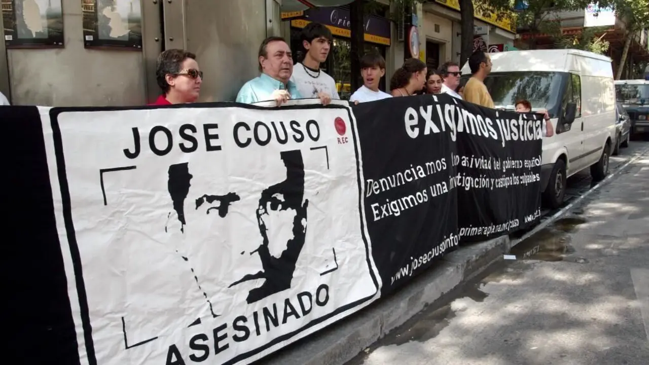 Manifestaci&oacute;n pidiendo investigar la muerte de Jos&eacute; Couso frente a la sede central del PP en 2003.
