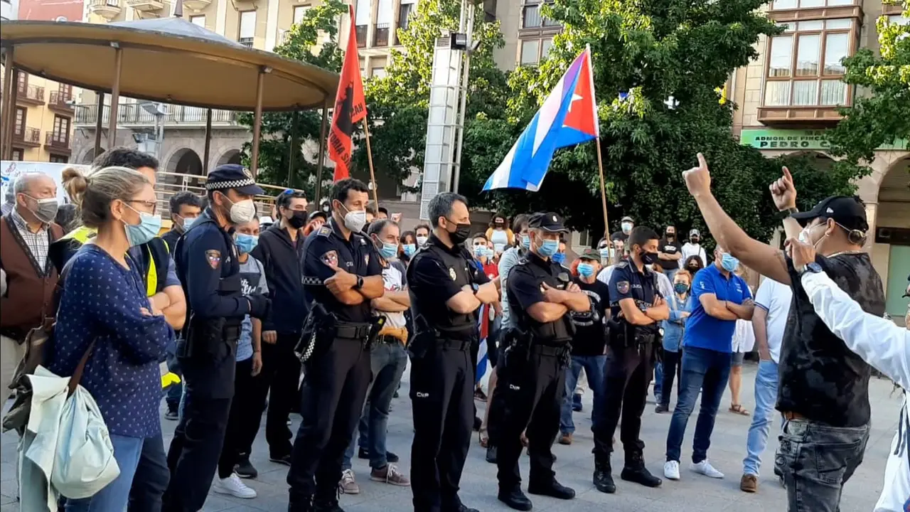 Varios agentes de la polic&iacute;a delante de los partidarios del r&eacute;gimen cubano. / S. D&iacute;az