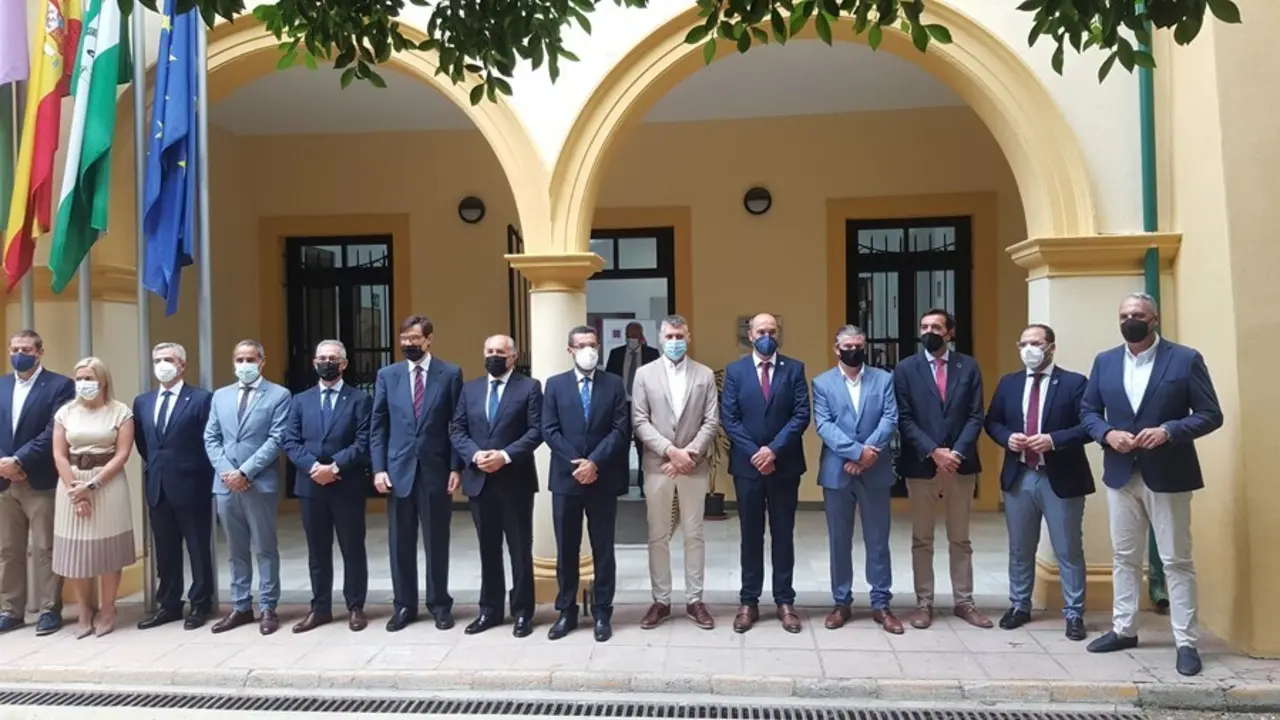 Foto de familia con motivo de la visita a C&aacute;diz del secretario de Estado para la Uni&oacute;n Europea, Juan Gonz&aacute;lez-Barba