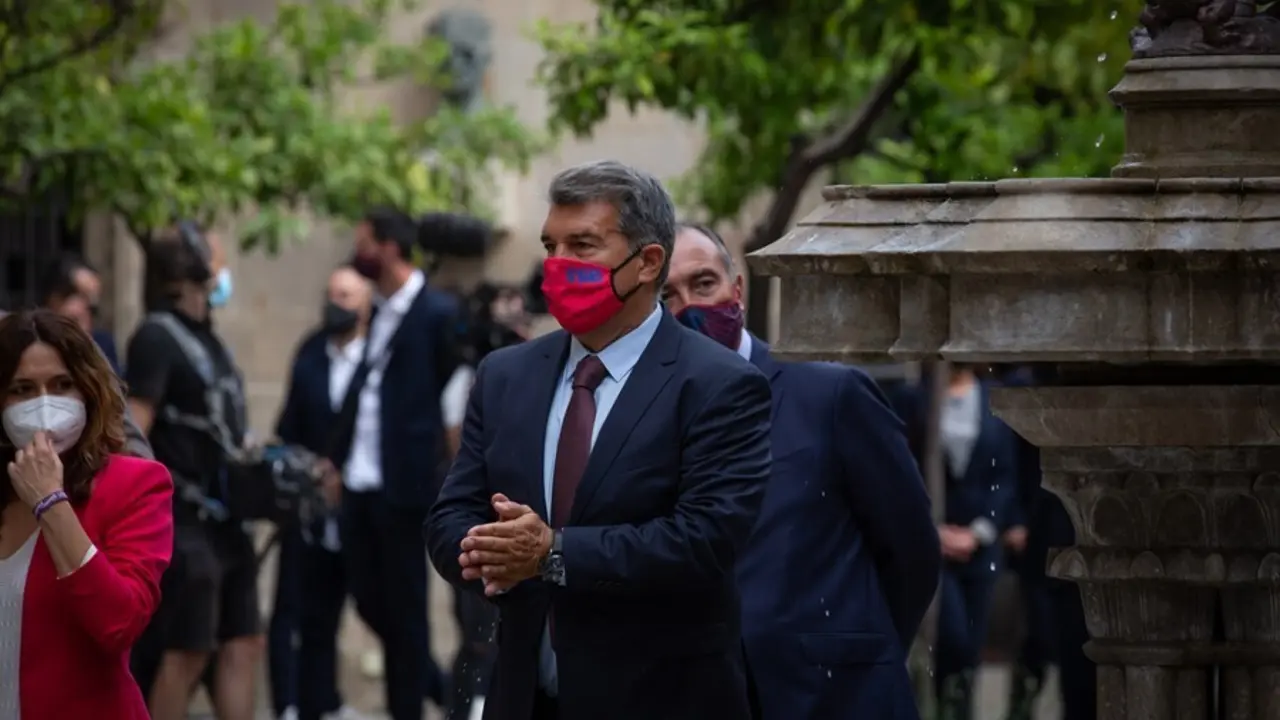 Archivo - La consellera de Presidencia de la Generalitat, Laura Vilagr&aacute;; el presidente de la Generalitat, Pere Aragon&egrave;s, y el presidente del FC Barcelona, Joan Laporta, junto a los integrantes del equipo femenino FC Barcelona, en el Palau de la Generalita