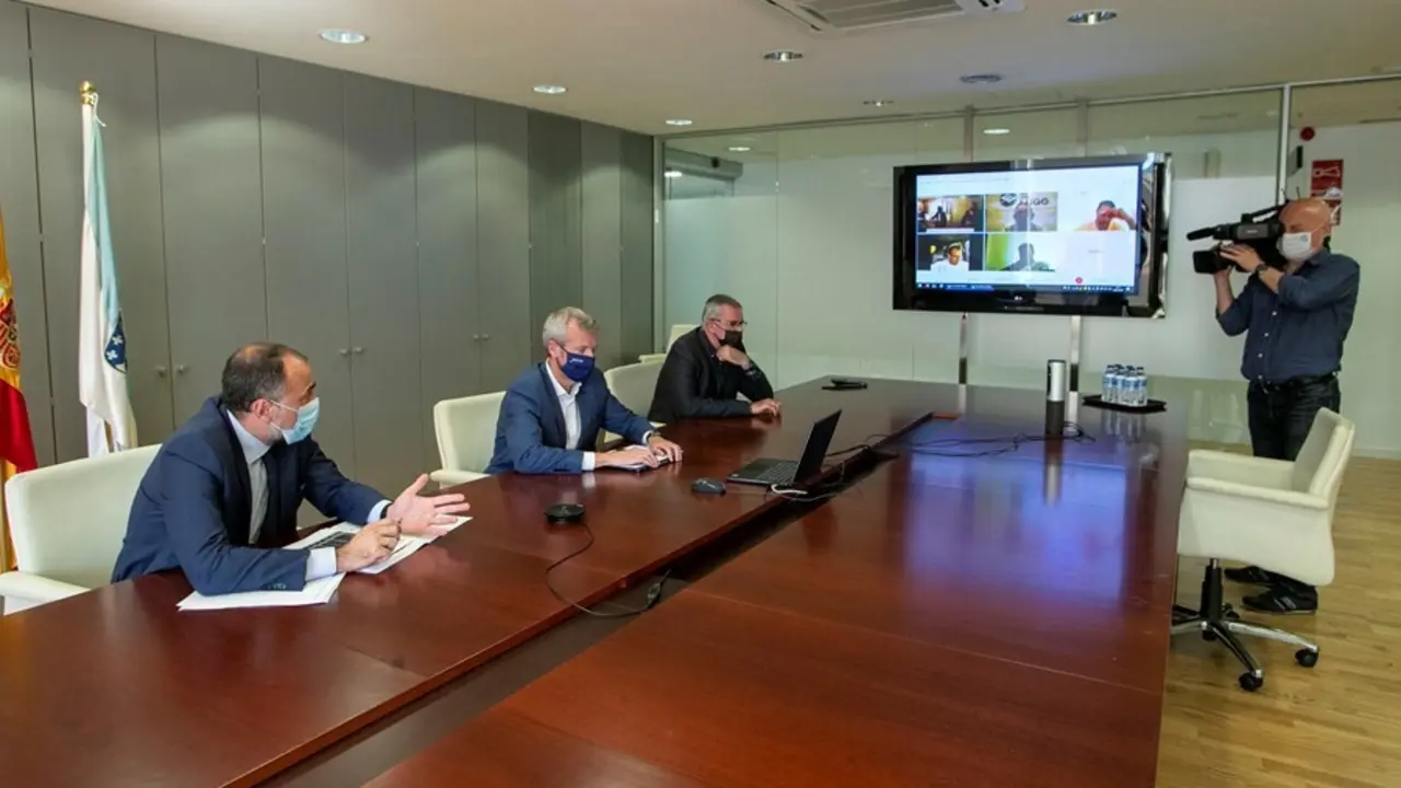 El vicepresidente de la Xunta, Alfonso Rueda, y el conselleiro de Sanidade, Julio Garc&iacute;a Comesa&ntilde;a, se re&uacute;nen por videoconferencia con los representantes de la hostaler&iacute;a