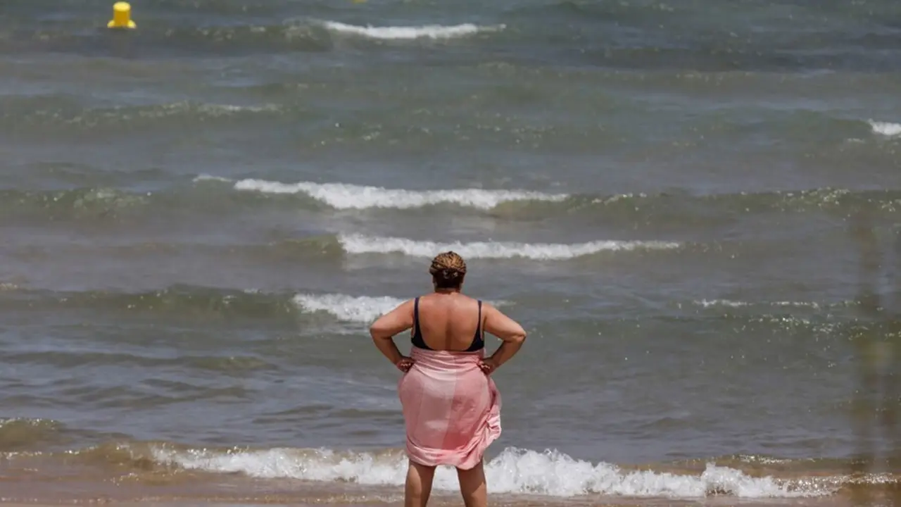 Una mujer en la Playa de la Malvarrosa (Valencia) el pasado 12 de julio, d&iacute;a con alerta roja por altas temperaturas