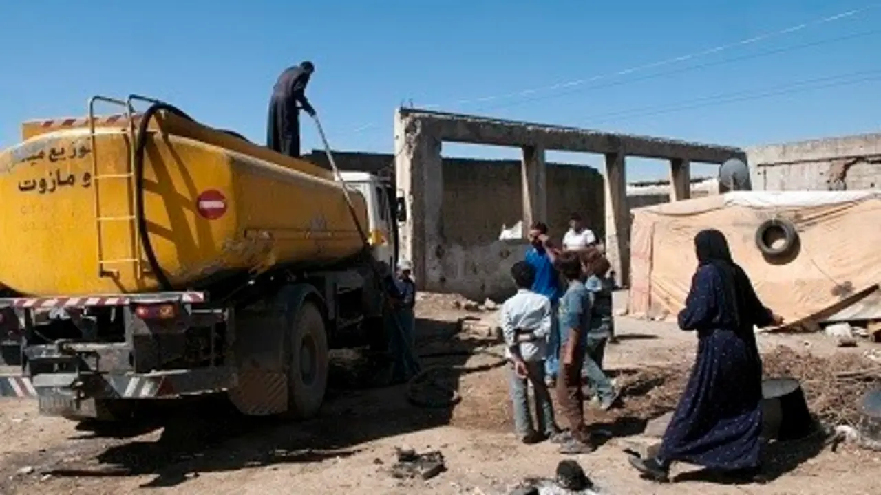 Archivo - Reparto de agua con un cami&oacute;n cisterna a refugiados sirios en L&iacute;bano