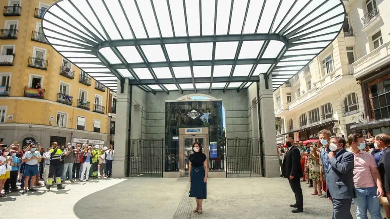 La presidenta de la Comunidad de Madrid, Isabel D&iacute;az Ayuso, durante la inauguraci&oacute;n de la estaci&oacute;n de Metro de Gran V&iacute;a.