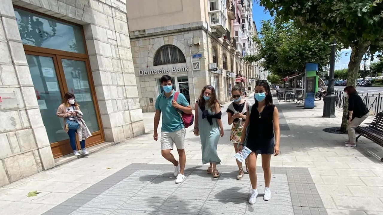 Varias personas con mascarilla por el Paseo Pereda de Santander. / Hardy