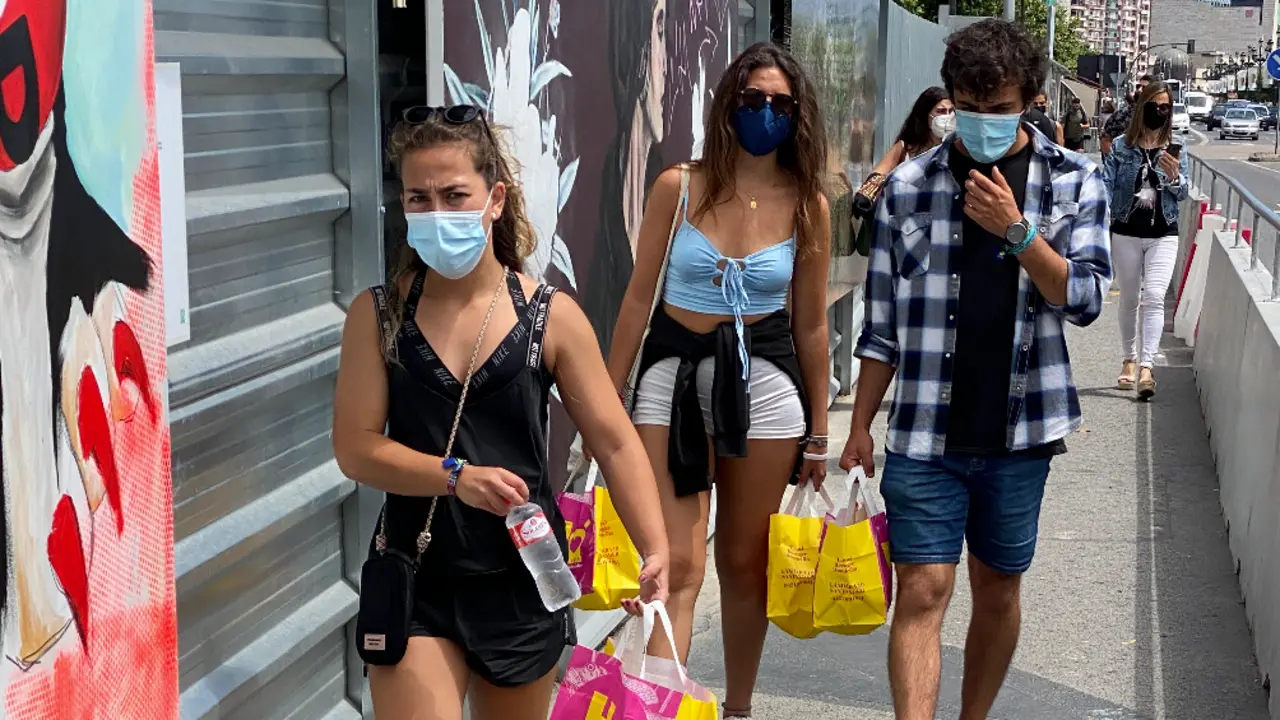 Varias personas con mascarillas por el centro de Torrelavega.