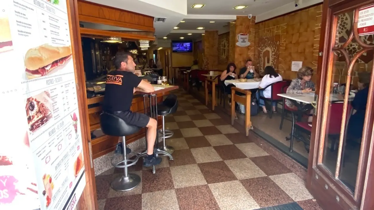 Varias personas en un establecimiento de hosteler&iacute;a de Santander. / Hardy