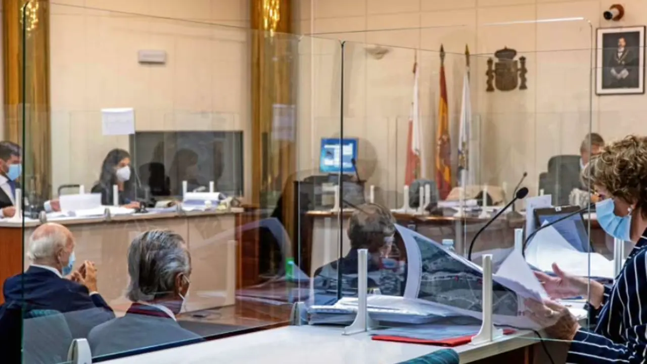 El Juzgado de lo Penal n&uacute;mero 2 de Santander reinicia el juicio al expresidente de Sniace, Blas M&eacute;zquita, su consejo de administraci&oacute;n y al que fuera director de Operaciones de la compa&ntilde;&iacute;a, acusados de un presunto delito contra el medio ambiente por supuestos vertidos al r&iacute;o Besaya entre 2008 y 2010. EFE/ Rom&aacute;n G. Aguilera