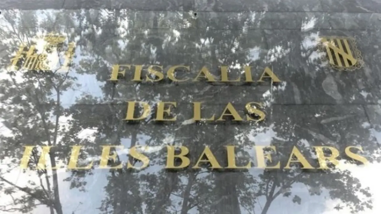 Archivo - Placa de la Fiscal&iacute;a de Baleares, a la entrada del edificio