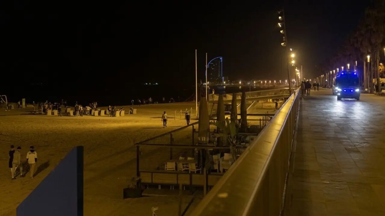 Archivo - Un coche de polic&iacute;a vigila la playa de la Barceloneta durante el primer viernes sin toque de queda, a 14 de mayo de 2021. Foto de archivo.