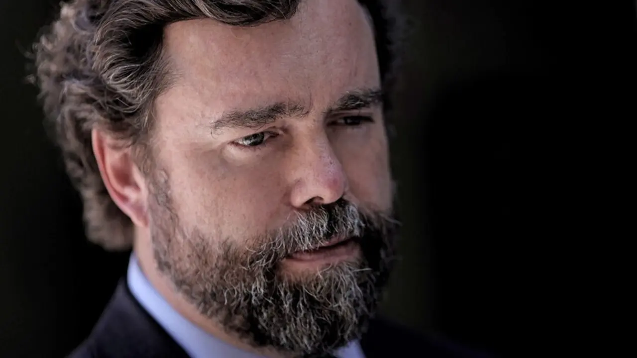 El portavoz de Vox en el Congreso, Iv&aacute;n Espinosa de los Monteros, ofrece declaraciones a los medios de comunicaci&oacute;n tras participar en una mesa redonda de portavoces parlamentarios, a 5 de julio de 2021, en la Universidad Rey Juan Carlos.
