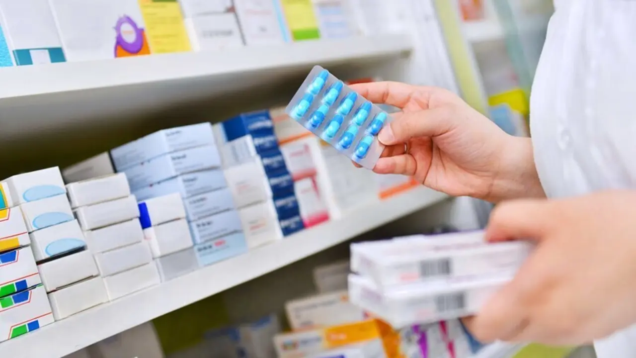 Conjunto de medicamentos en una farmacia. / EP