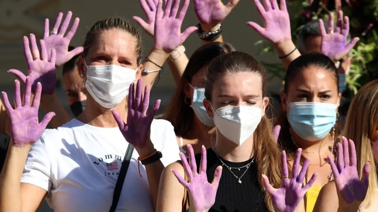 MLG 16-07-2021.-Minuto de silencio en la puerta del Ayuntamiento de la capital por la &uacute;ltima victima por violencia de g&eacute;nero de ayer, donde una mujer de cuarenta y seis a&ntilde;os fue asesinada por su expareja en la puerta de su trabajo.
