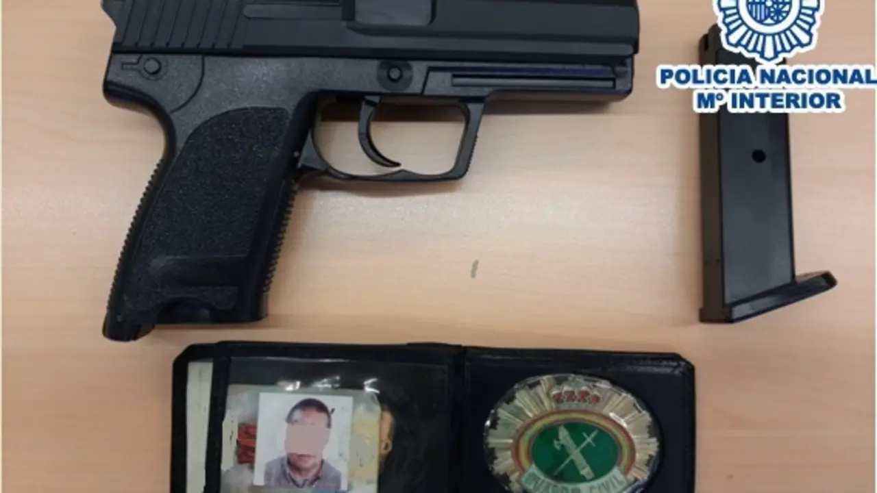 Pistola e insignia de la Guardia Civil falsificadas que se han intervenido a un detenido por enga&ntilde;ar a mujeres para prostuirse y fingir ser polic&iacute;a en Granollers (Barcelona).