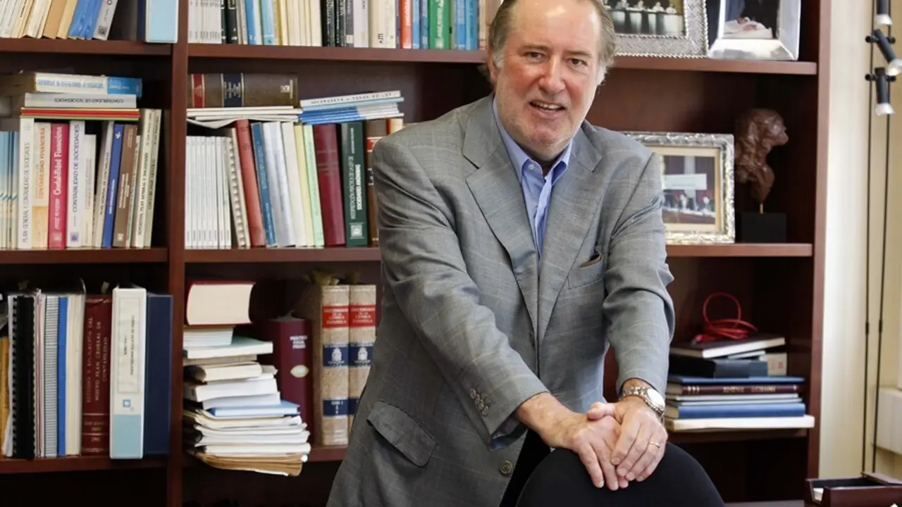 Archivo - El profesor de Econom&iacute;a Financiara y Contabilidad de la Universidad de Barcelona y tertuliano de televisi&oacute;n, Jos&eacute; Mar&iacute;a Gay de Li&eacute;bana, cree que el presidente del Gobierno central, Mariano Rajoy, "no est&aacute; en el mundo real"