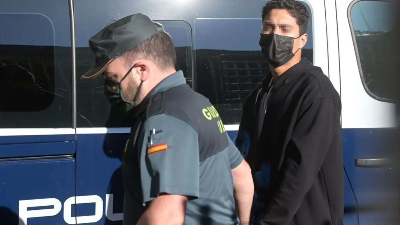 Uno de los investigados por la muerte de Samuel Luiz acude, esposado y acompa&ntilde;ado de un agente de la Polic&iacute;a Nacional, al  Juzgado de Instrucci&oacute;n n&uacute;mero 8 de A Coru&ntilde;a, a 16 de julio de 2021.