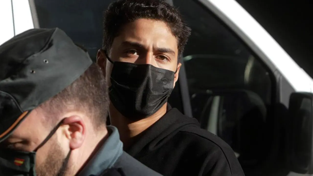 Uno de los tres detenidos encarcelados por el crimen de Samuel Luiz es escoltado de camino al Juzgado de Instrucci&oacute;n n&uacute;mero 8 de A Coru&ntilde;a para comparecer ante el juez, quien decidir&aacute; si procede ratificar la prisi&oacute;n provisional que se decret&oacute; para ellos, este viernes. EFE/ Cabalar