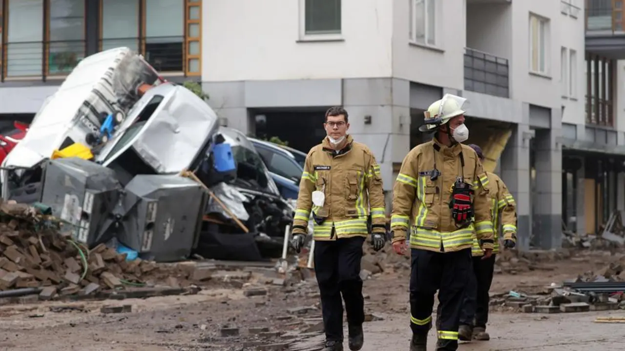 Miembros del cuerpo de bomberos (Feuerwehr) inspeccionan una zona da&ntilde;ada tras las inundaciones en Bad Neuenahr-Ahrweiler, Alemania, 16 de julio de 2021. Amplias zonas del oeste de Alemania se vieron afectadas por lluvias intensas y continuas en la noche del 15 de julio, lo que provoc&oacute; inundaciones repentinas locales que destruyeron edificios y arrastraron coches. (Inundaciones, Incendio, Alemania) EFE/EPA/FRIEDEMANN VOGEL

Traducci&oacute;n realizada con la versi&oacute;n gratuita del traductor www.DeepL.com/Translator