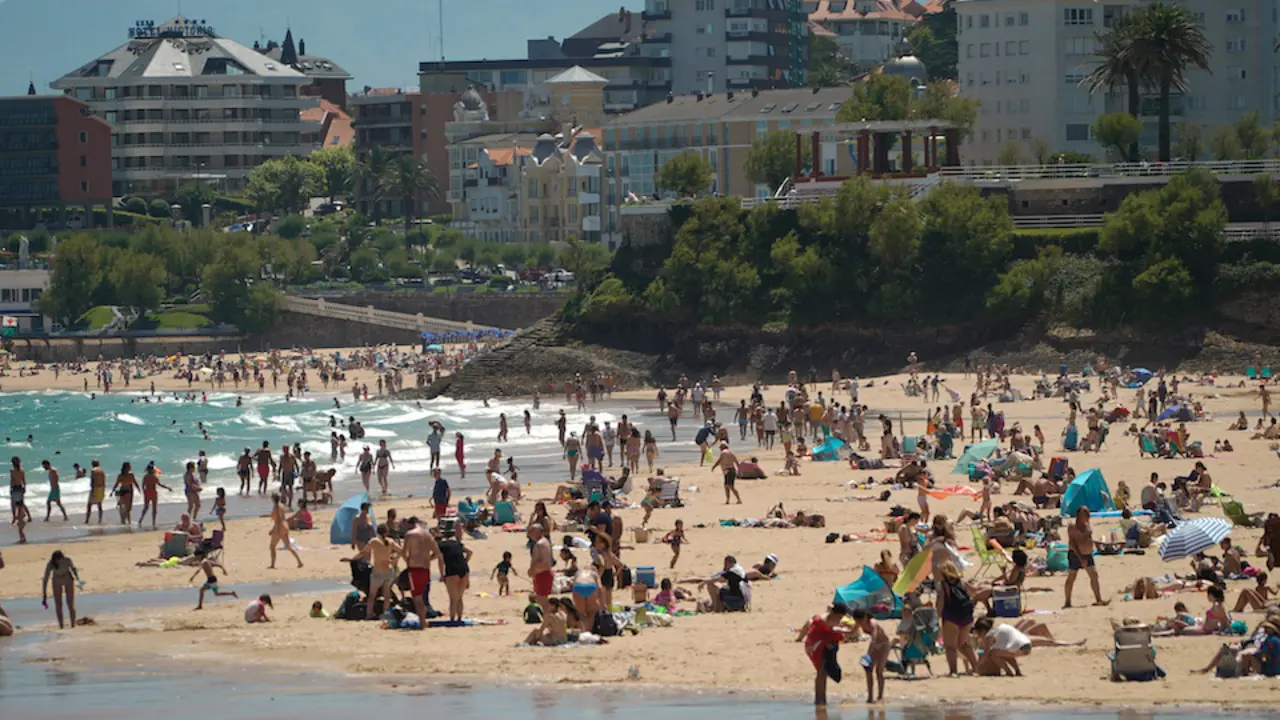 Varias personas en la Segunda playa del Sardinero. / HARDY