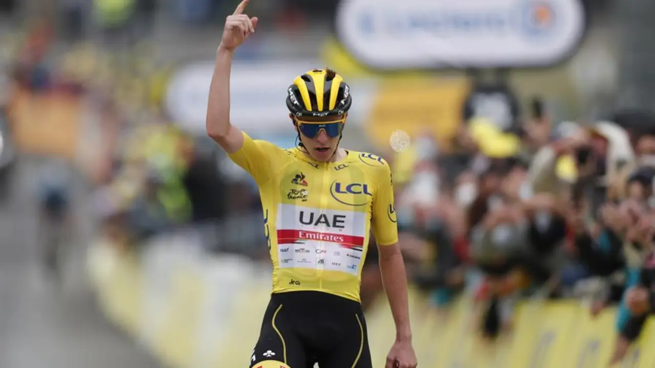 El ciclista esloveno del UAE - Team Emirates Tadej Pogacar, l&iacute;der de la clasificaci&oacute;n general, celebra su victoria en la decimoctava etapa del Tour de Francia, entre Pau y Luz Ardiden, de 129, 7 kil&oacute;metros. EFE/GUILLAUME HORCAJUELO