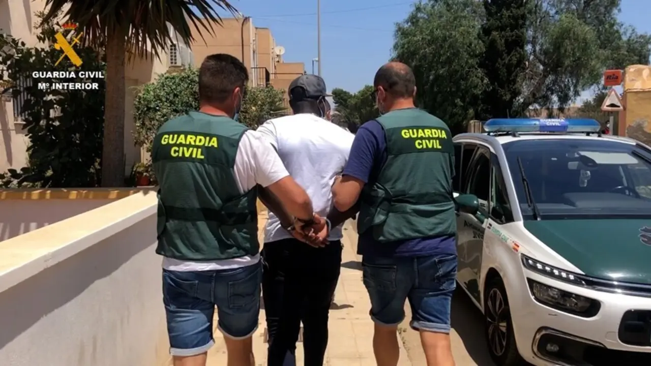 Agentes trasladan al detenido por el crimen machista al coche patrulla