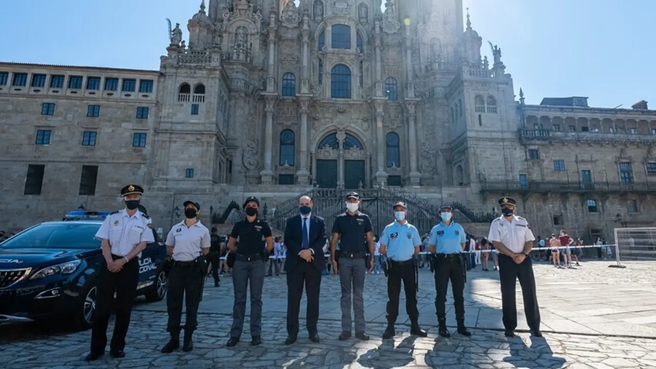 El director general de la Polic&iacute;a, Francisco Pardo Piqueras, ha presentado este viernes en Santiago de Compostela el nuevo dispositivo de seguridad del CNP para el Camino De Santiago. Posando con polic&iacute;as franceses, italianos y portugueses.