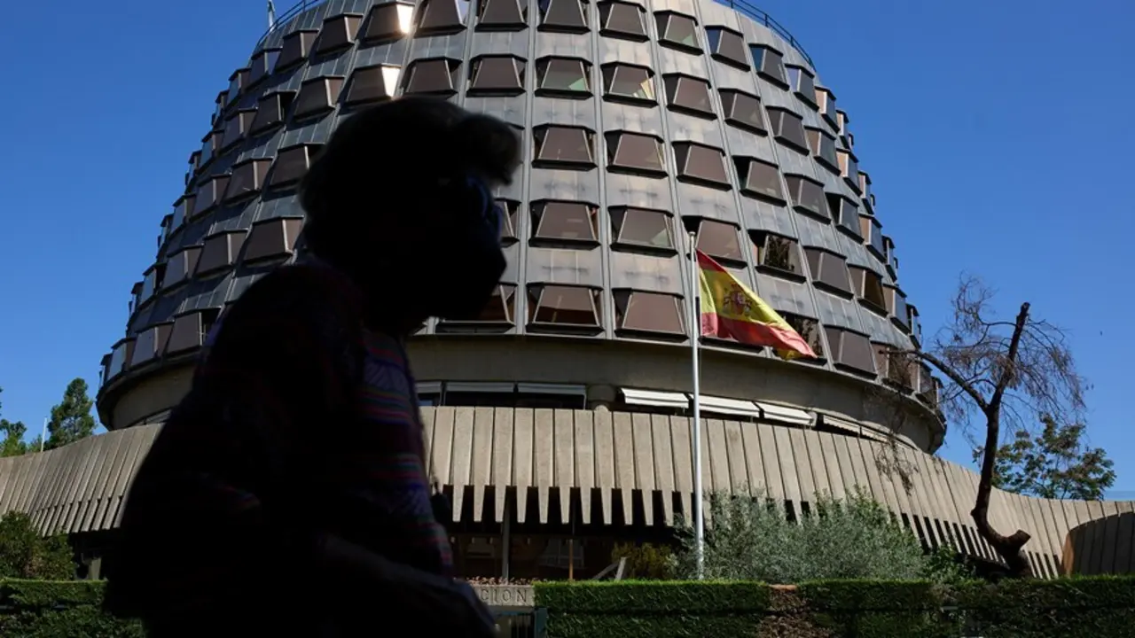 Una persona camina por las inmediaciones del Tribunal Constitucional, a 1 de julio de 2021, en Madrid, (Espa&ntilde;a).