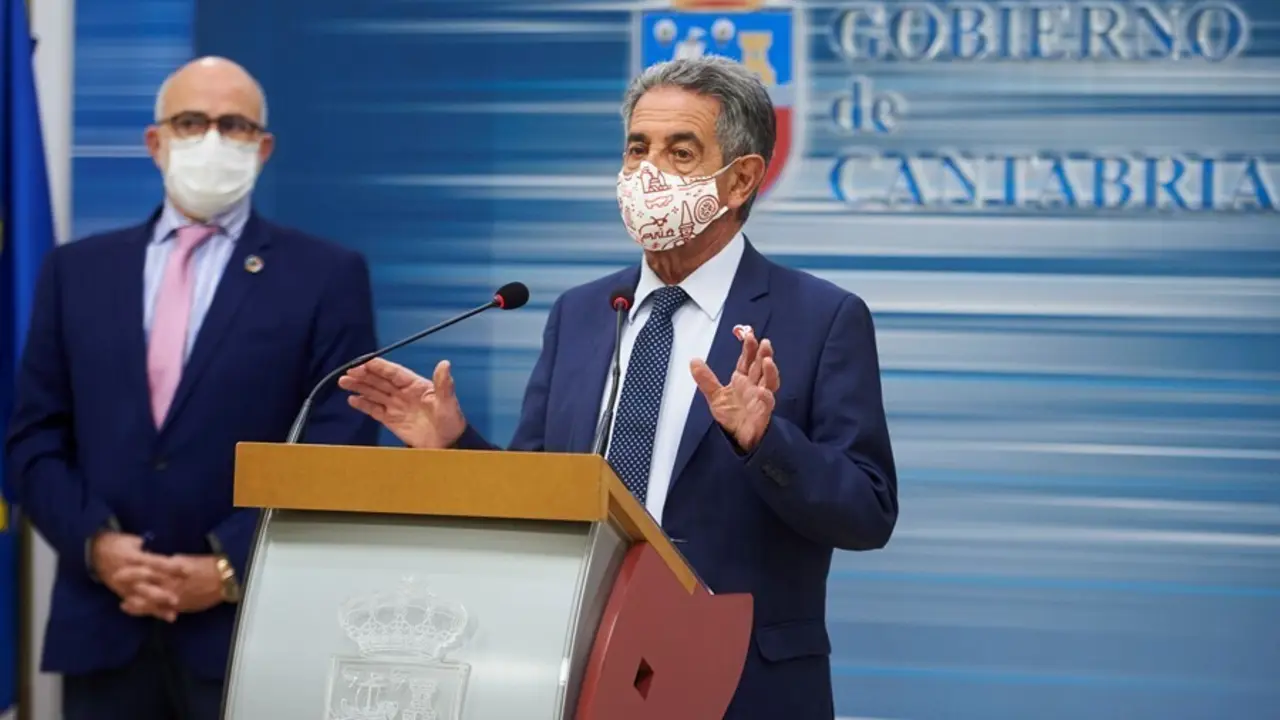 Archivo - El consejero de Sanidad de Cantabria, Miguel Rodr&iacute;guez; y el presidente de Cantabria, Miguel &Aacute;ngel Revilla, comparecen ante los medios en el Gobierno.- Archivo