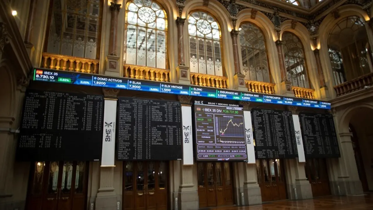 Valores del Ibex 35 en los paneles del Palacio de la Bolsa, a 9 de julio de 2021, en Madrid, (Espa&ntilde;a).