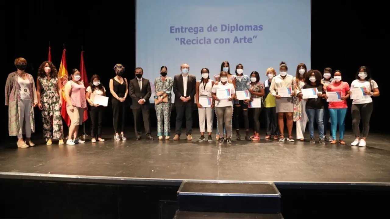 La vicealcaldesa de Madrid, Bego&ntilde;a Villac&iacute;s, con alumnas del taller 'Recicla con Arte. Integraci&oacute;n y reciclaje', organizado por la Agencia para el Empleo, desarrollado por APRAM y becado por la Fundaci&oacute;n La Caixa