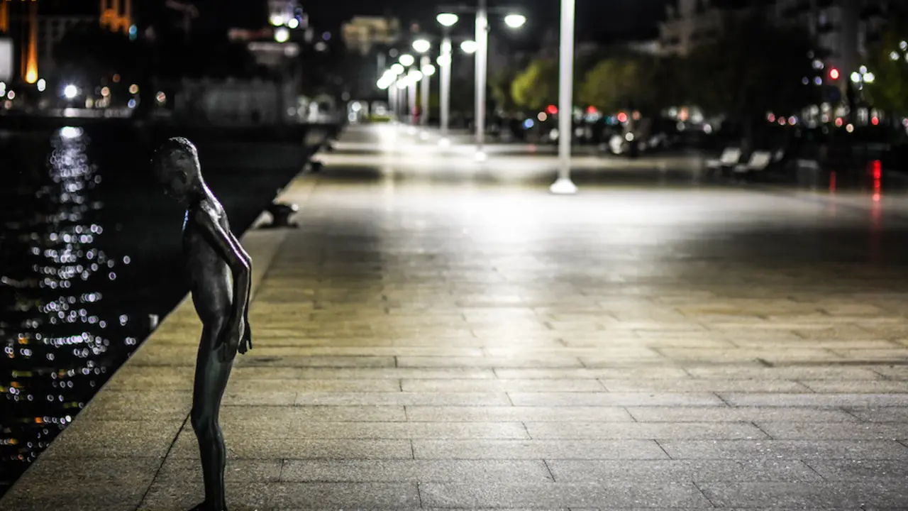 Una estatua de Los Raqueros en Santander en el Paseo Pereda des&eacute;rtico tras el toque de queda. / ARchivo / Hardy
