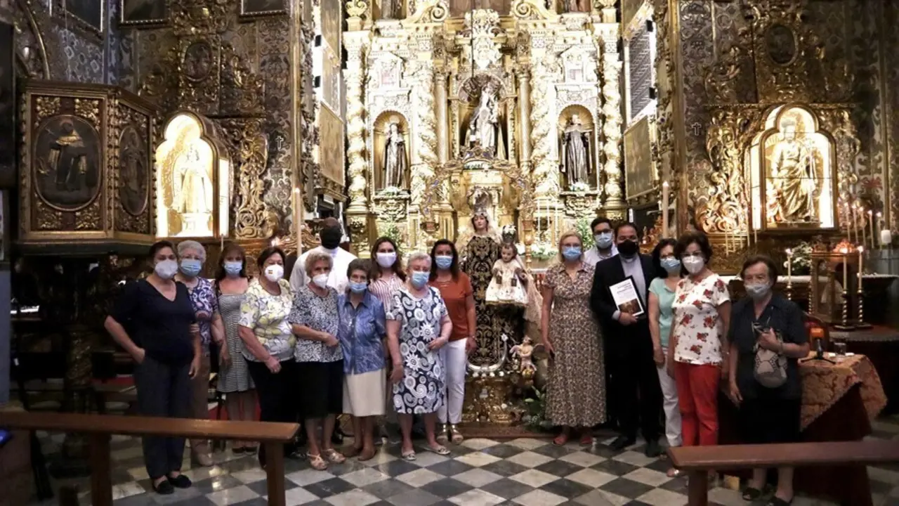 El parroco de Aguilar y feligreses comprometidos con la celebraci&oacute;n del jubileo por el 350 aniversario del Convento de las Carmelitas Descalzas.