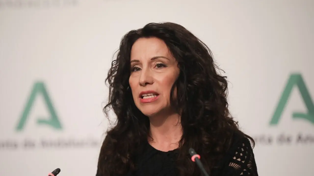 Archivo - La consejera de Igualdad, Pol&iacute;ticas Sociales y Conciliaci&oacute;n, Roc&iacute;o Ruiz durante su intervenci&oacute;n en la rueda de prensa semanal posterior a la reuni&oacute;n del Consejo de Gobierno de la Junta de Andaluc&iacute;a, foto de archivo