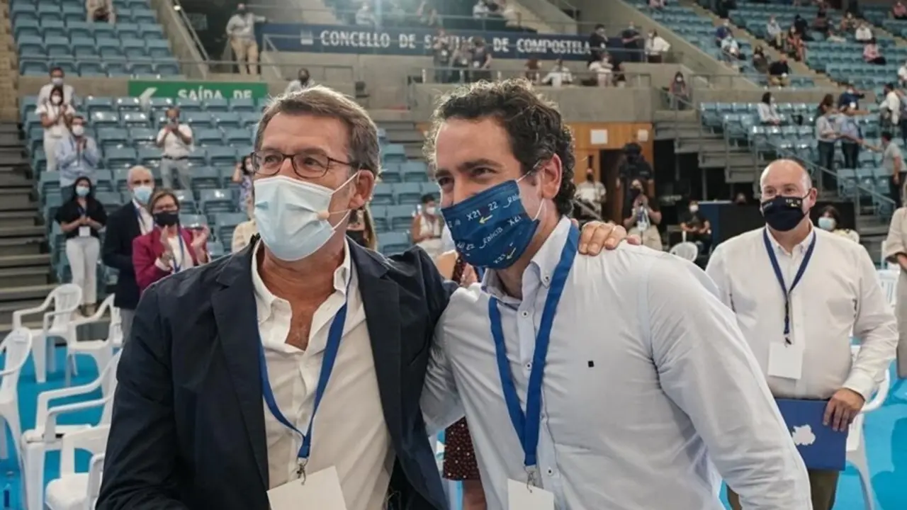 El presidente de la Xunta de Galicia, Alberto N&uacute;&ntilde;ez Feij&oacute;o, junto al secretario general del PP, Teodoro Garc&iacute;a Egea, en el congreso del PP de Galicia. En Santiago, 16 de julio de 2021.