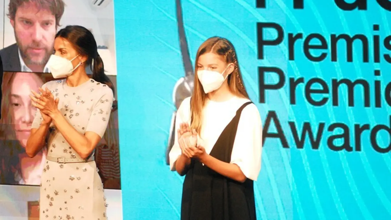 La Reina Letizia (i) y la Infanta Sof&iacute;a durante la ceremonia de entrega de los Premios Fundaci&oacute;n Princesa de Girona 2020 y 2021 en Caixaforum, a 1 de julio de 2021, en Barcelona, Catalunya (Espa&ntilde;a). Estos galardones promueven y fomentan la iniciativa y el
