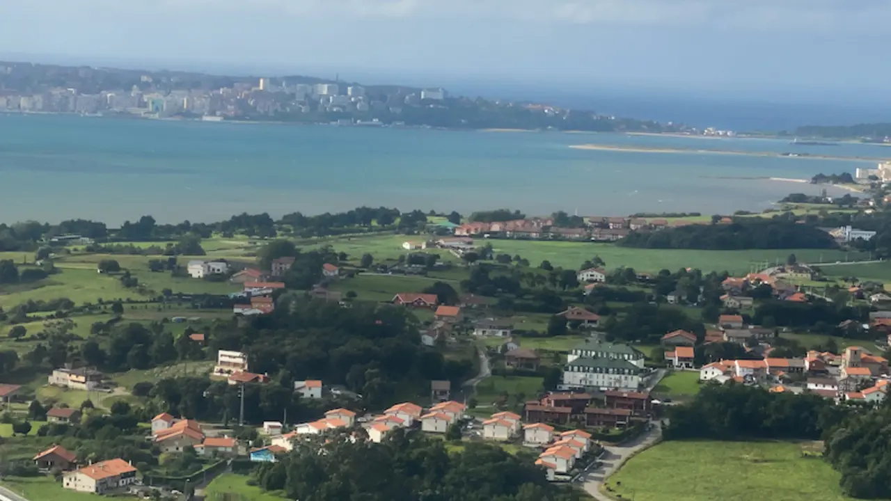 Vista de la bah&iacute;a de Santander desde un avi&oacute;n. / Hardy