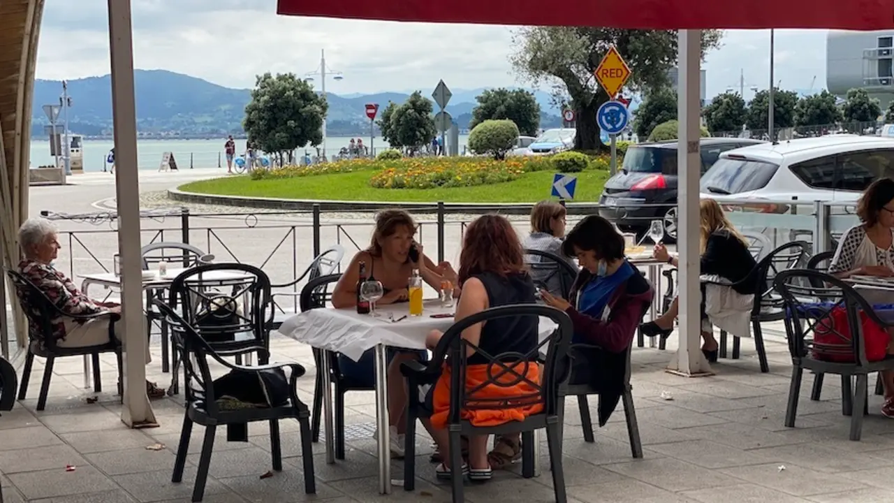 Vista de una terraza en el paseo Pereda de Santander. / Hardy