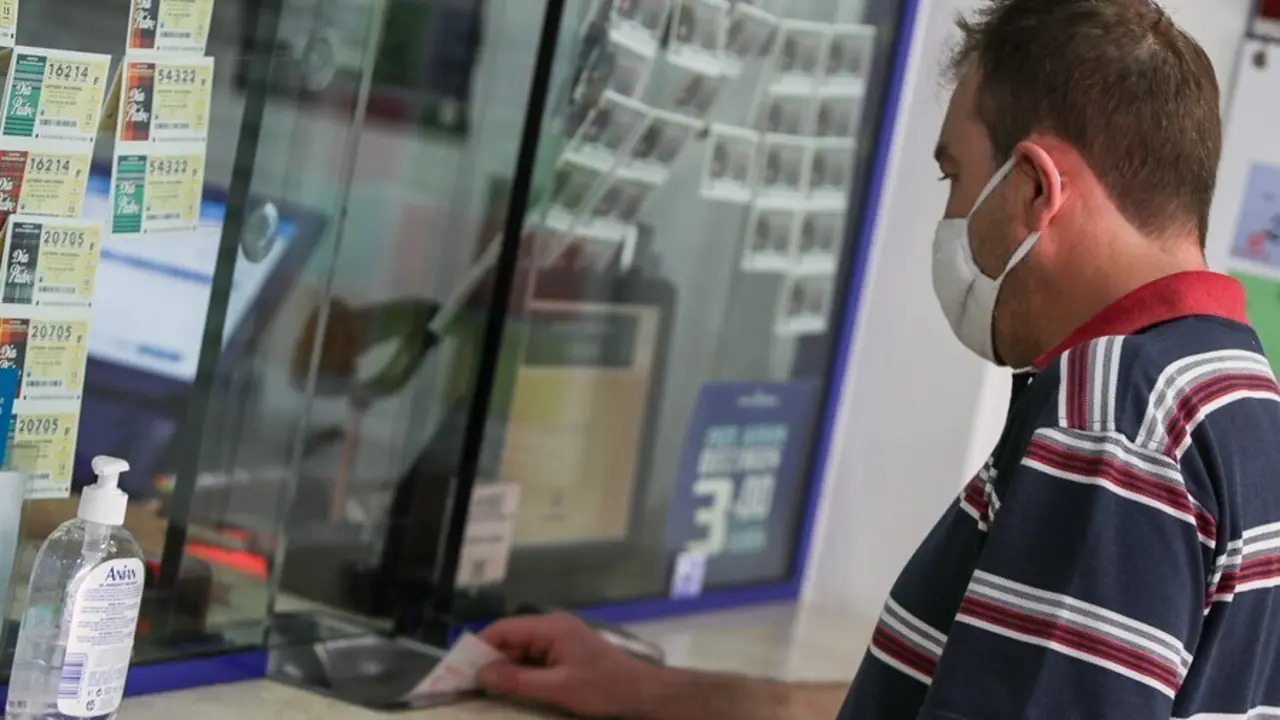 Archivo - Un hombre compra loter&iacute;a en una administraci&oacute;n 
