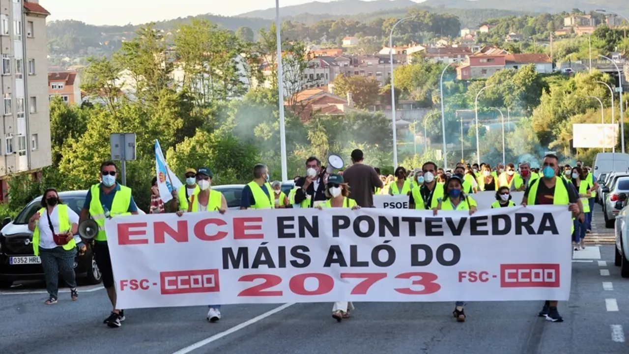 Varias decenas de personas protestan en una manifestaci&oacute;n de los trabajadores de Ence, a 16 de julio de 2021, en Pontevedra, Galicia (Espa&ntilde;a). Esta movilizaci&oacute;n de trabajadores de Ence se produce despu&eacute;s de que la Audiencia Nacional haya estimado los recu
