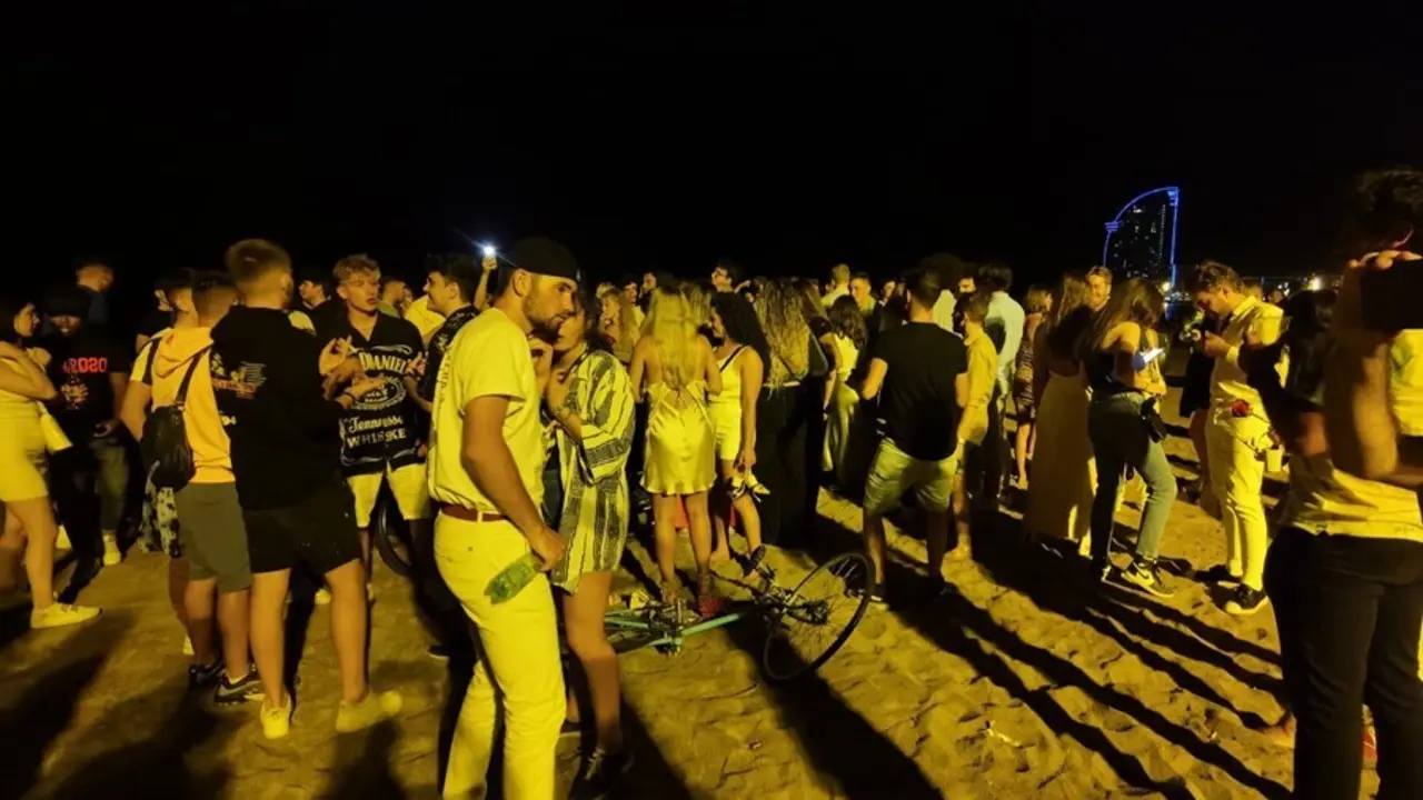 La playa de la Barceloneta registra aglomeraciones una vez empezado el toque de queda en Catalunya