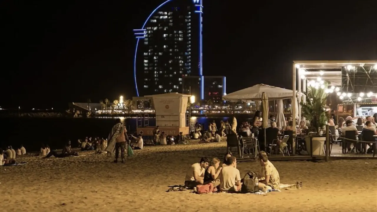 La playa de Barcelona empieza a llenarse horas antes del toque de queda