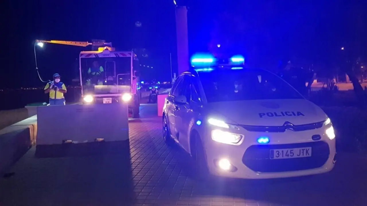 Archivo - La Polic&iacute;a Local interviene para disolver un botell&oacute;n en playa de Palma. Archivo. 