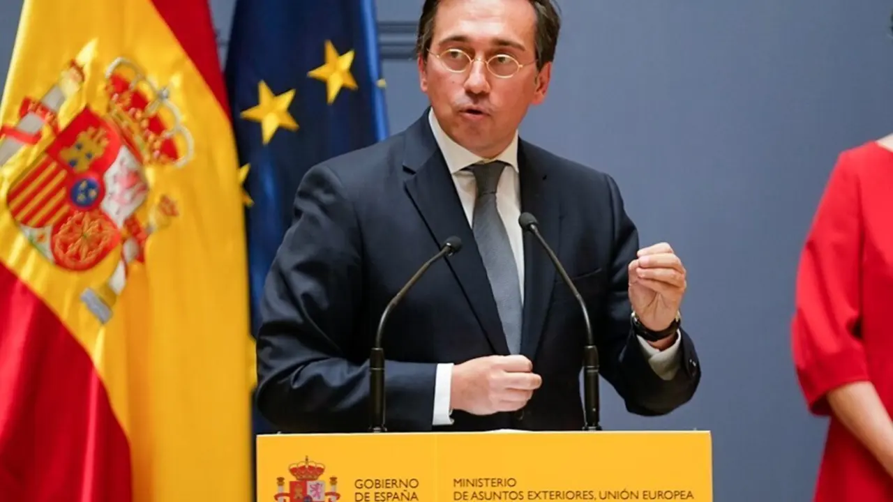 El nuevo ministro de Asuntos Exteriores, Uni&oacute;n Europea y Cooperaci&oacute;n, Jos&eacute; Manuel Albares, interviene tras recibir la cartera ministerial de manos de su predecesora, Arancha Gonz&aacute;lez Laya el 12 de julio de 2021.