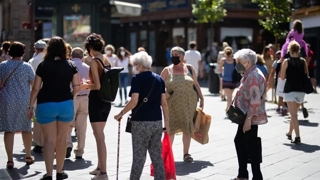 Transe&uacute;ntes con mascarillas, durante el primer d&iacute;a en el que no es obligado el uso de la mascarilla en exteriores desde el inicio de la pandemia, a 26 de junio de 2021, en Sevilla (Andaluc&iacute;a), Espa&ntilde;a. El 30 de marzo de 2020 el Bolet&iacute;n Oficial del Estado (