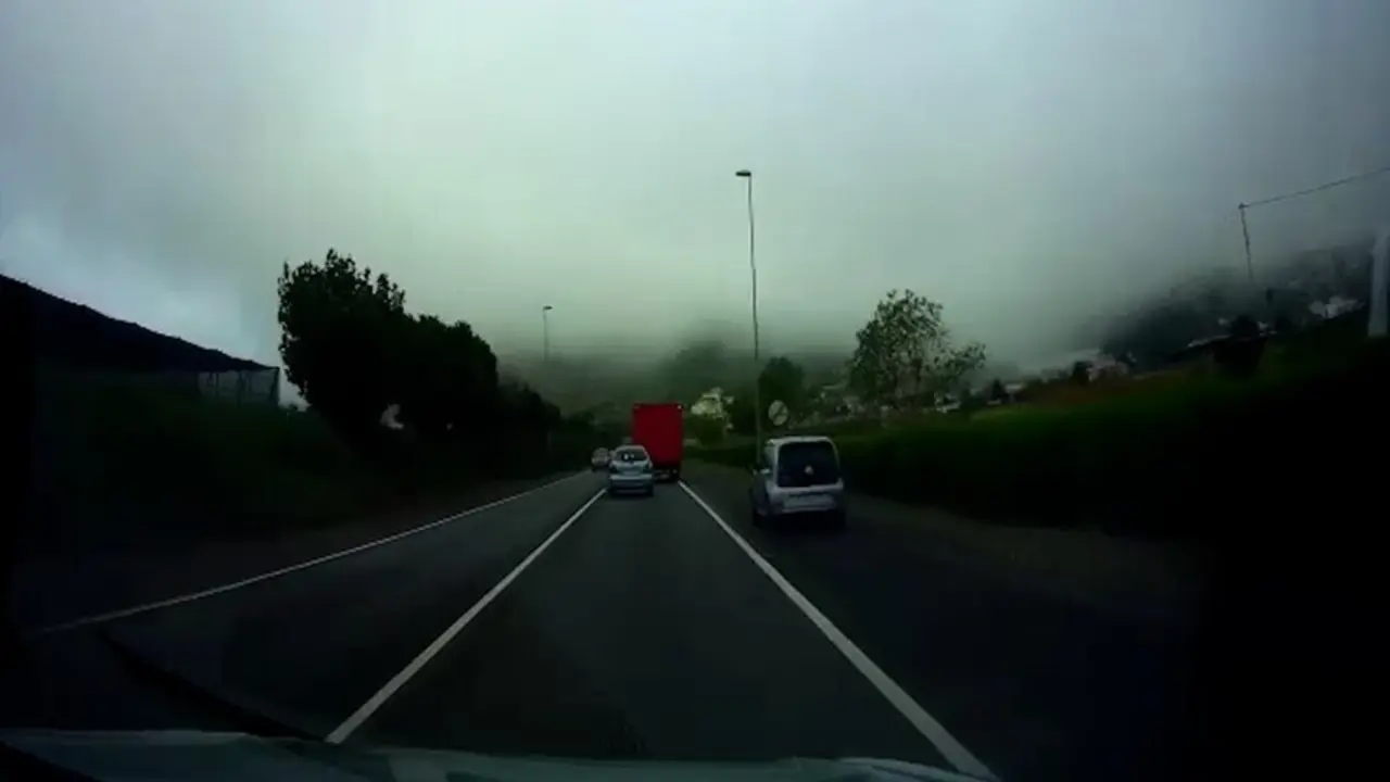 Un conductor adelanta a varios veh&iacute;culos por el arc&eacute;n