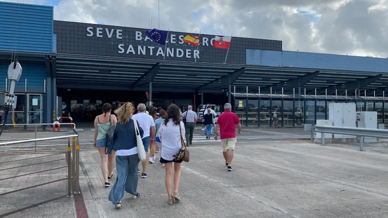 Varias personas se disponen a entrar en el Aeropuerto Seve Ballesteros en Santander. / HARDY